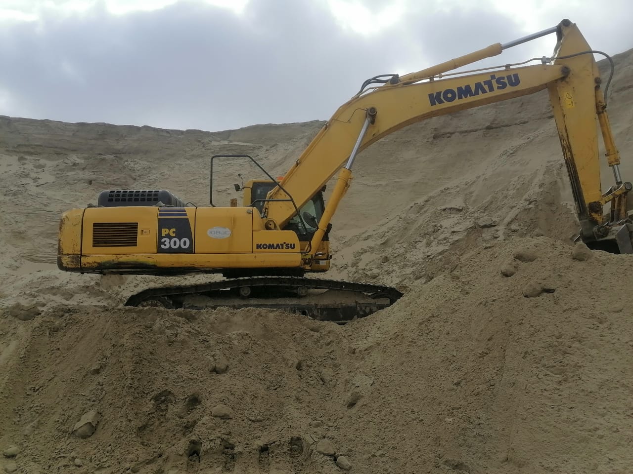 Гусеничный экскаватор Komatsu PC300-8M0, 2015 (3)