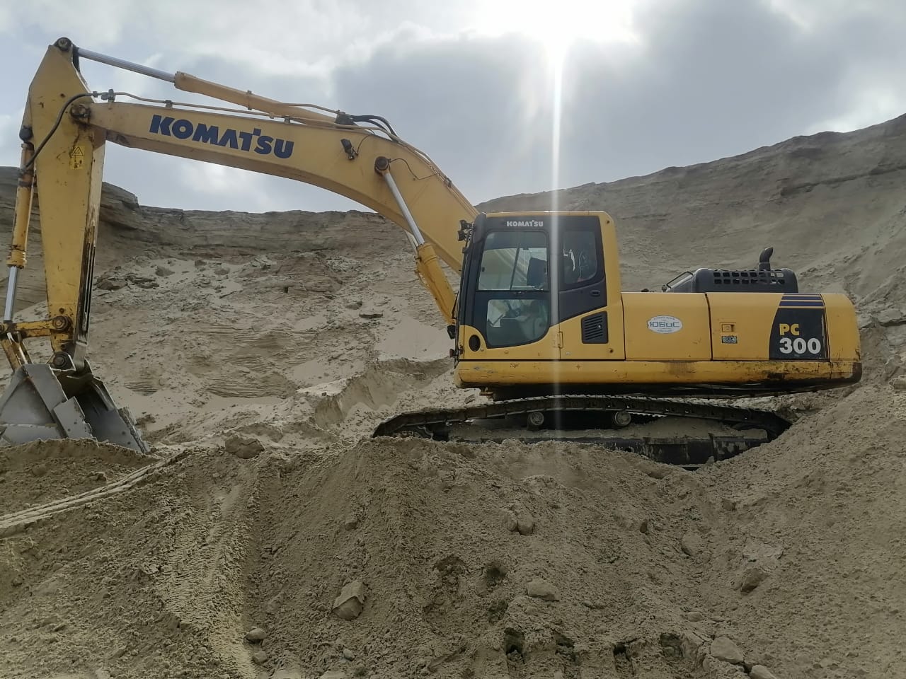 Гусеничный экскаватор Komatsu PC300-8M0, 2015 (2)