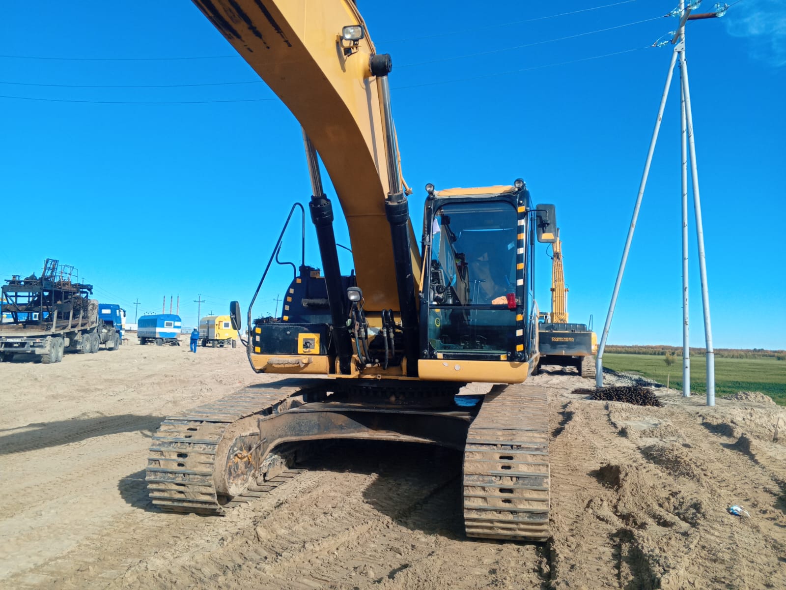 Гусеничный экскаватор CAT 330D2 L, 2016 (1)